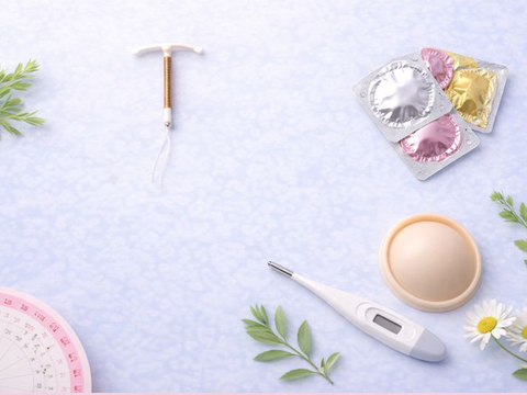 Darstellung hormonfreier Verhütungsmethoden wie Kupferspirale, Kondome, Diaphragma und Zyklusbeobachtung auf hellem Hintergrund